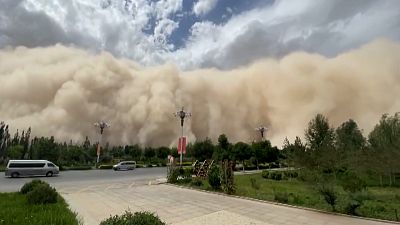 Chine : la ville de Dunhuang avalée par une impressionnante tempête de sable