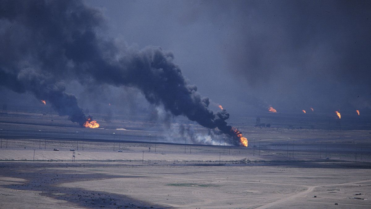 القوات العراقية تشعل حقول النفط الكويتية أثناء حملة عاصفة الصحراء لتحرير الكويت في العام 1991