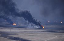 القوات العراقية تشعل حقول النفط الكويتية أثناء حملة عاصفة الصحراء لتحرير الكويت في العام 1991