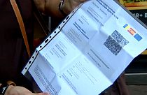 Una clienta muestra su certificado COVID-19 para entrar en un restaurante de San Cristobal de la Laguna (Tenerife) (captura de pantalla)