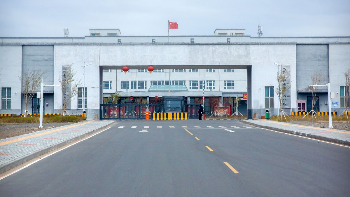 A 3-as számú Urumcsi fogolytábor bejárata a nyugat-kínai Hszincsiang-Ujgur Autonóm Területen, Dabancseng városában
