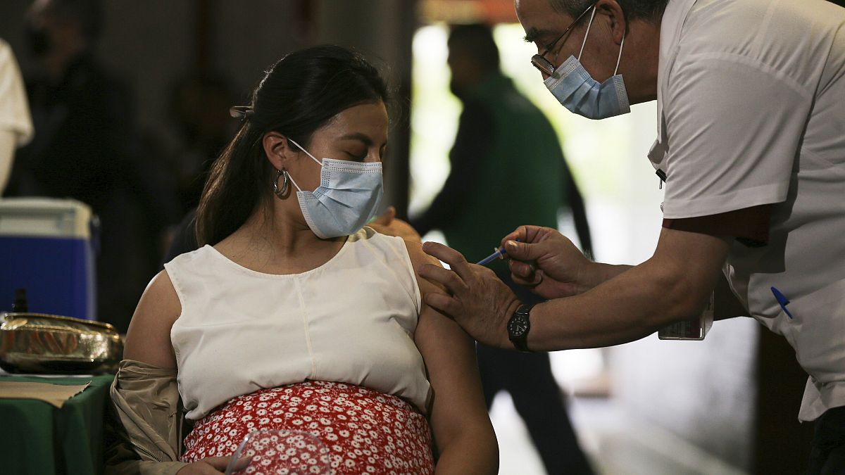Meksika'da Covid-19 aşısı olan hamile bir kadın