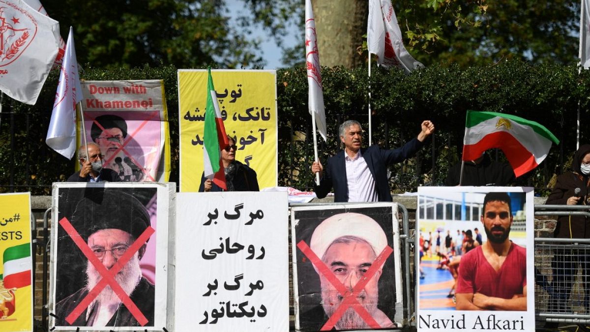 İngiltere'de İran Cumhurbaşkanı Hasan Ruhani (sağda) ve Dini Lider Ayetullah'ı protesto eden İran Milli Direniş Konseyi ve İran Halk Mücahitleri taraftarları (arşiv)