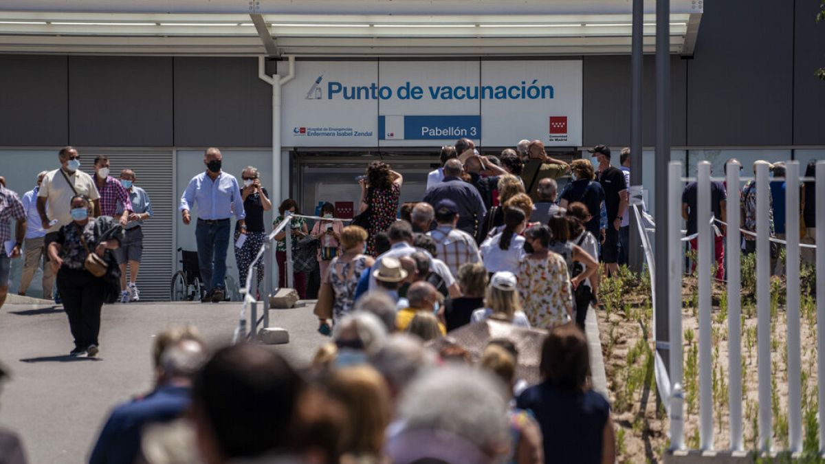 Emberek állnak sorba egy madridi kórház oltási pontjánál 