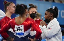 Simone Biles habla con sus compañeras del equipo estadounidense de gimnasia