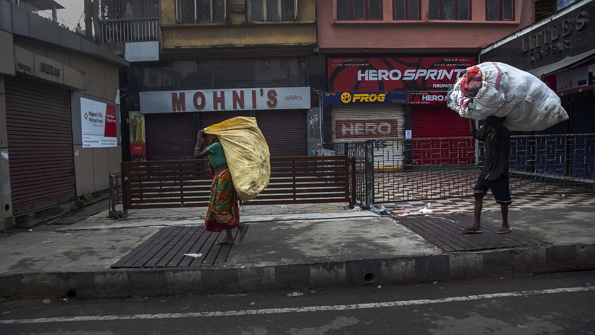 Сборщики мусора на закрытом рынке в Индии
