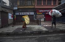 Сборщики мусора на закрытом рынке в Индии
