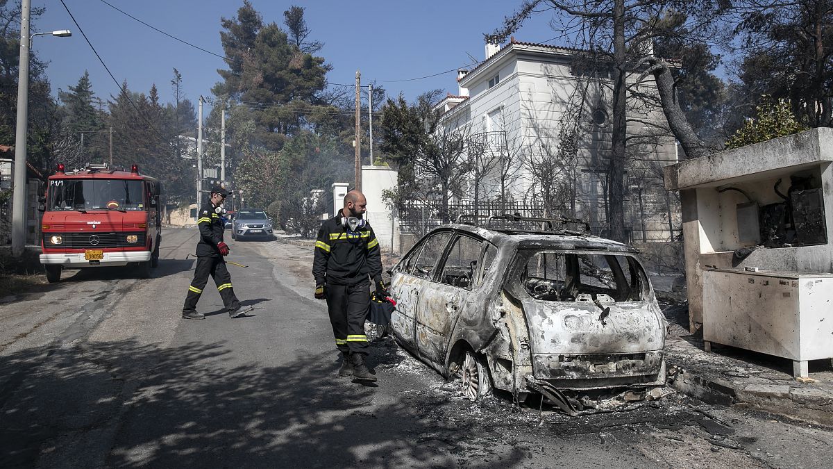وصلت الحرائق إلى ضواحي العاصمة اليونانية حيث توجد تجمعات سكنية 