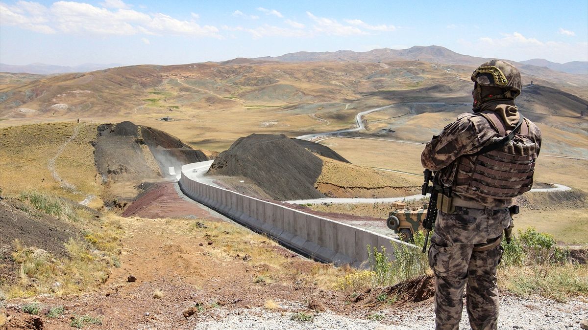 Van Valisi: 295 kilometrelik İran sınır hattına duvar örülecek