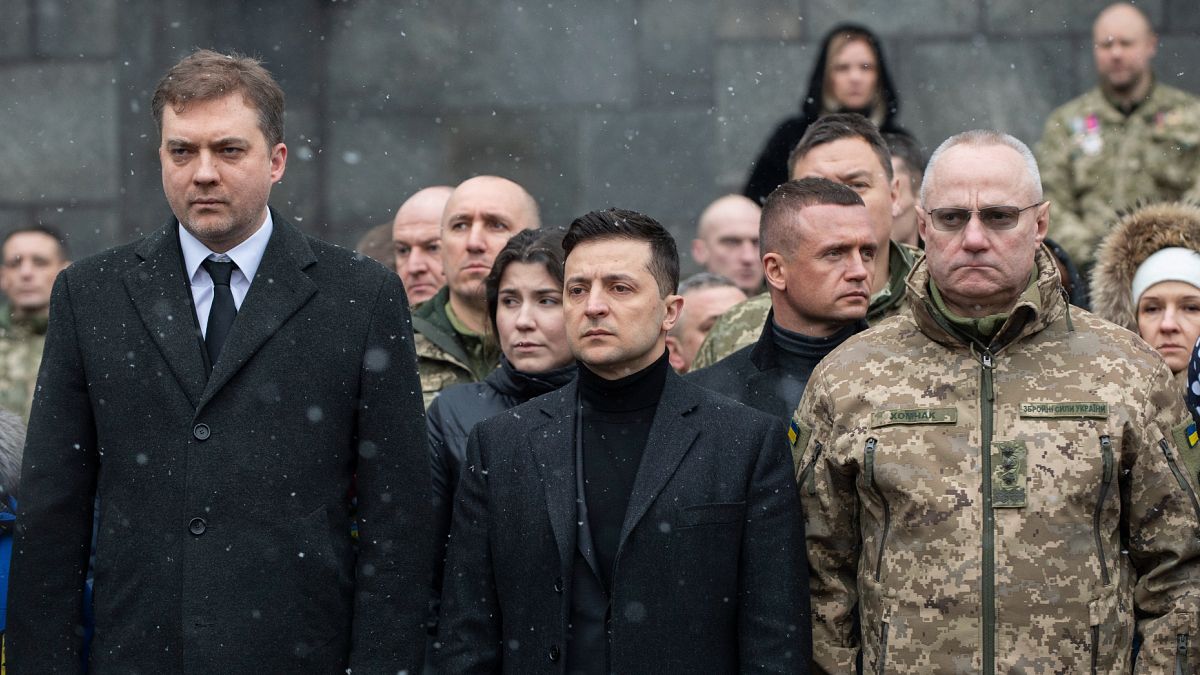 Ukrayna Devlet Başkanı Vladimir Zelenskiy (orta), Genelkurmay Başkanı Ruslan Homçak'ı (sağ) görevden aldı