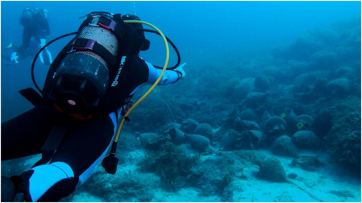 غوّاصون يستمتعون بمشاهدة الآثار في متحف يوناني تحت الماء قرب جزيرة ألونيسوس في بحر إيجه
