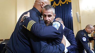 Le sergent Harry Dunn de la sécurité du Capitole, embrassant l'officier de police Michael Fanone après l'audition de la commission parlementaire, 27 juillet 2021