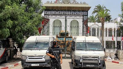 سيارات الشرطة وناقلة جند مدرعة تغلق مدخل البرلمان التونسي بتونس العاصمة. 2021/07/27