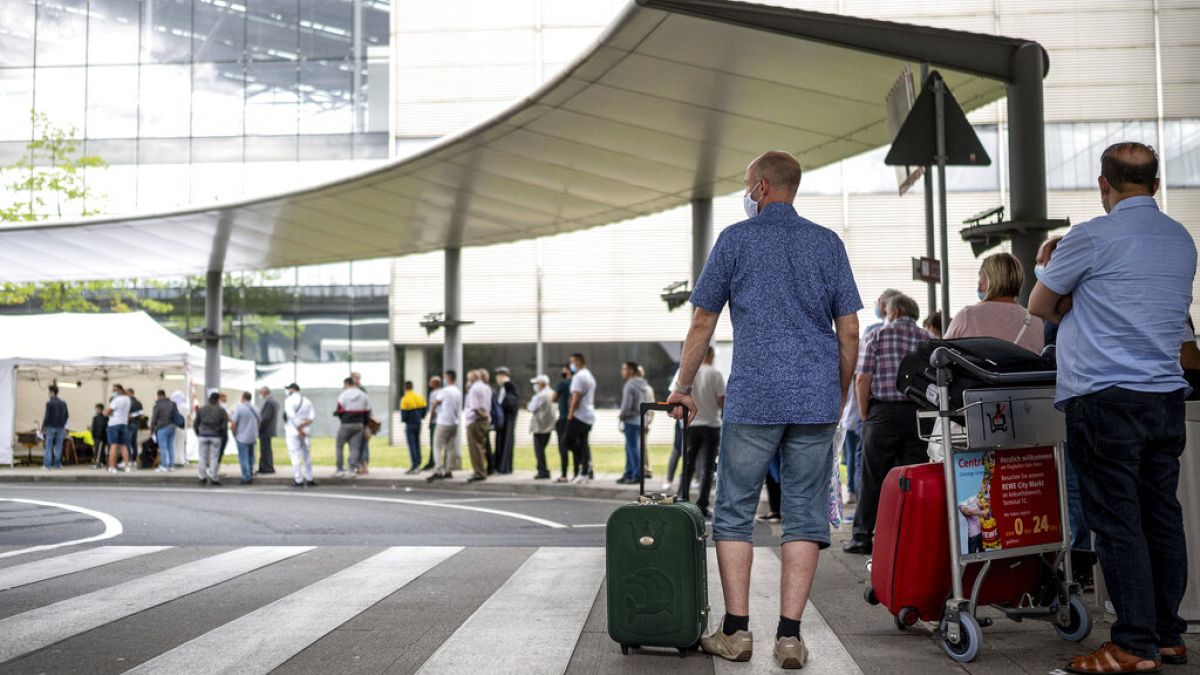 Reisende am Flughafen Köln/Bonn stehen Schlange