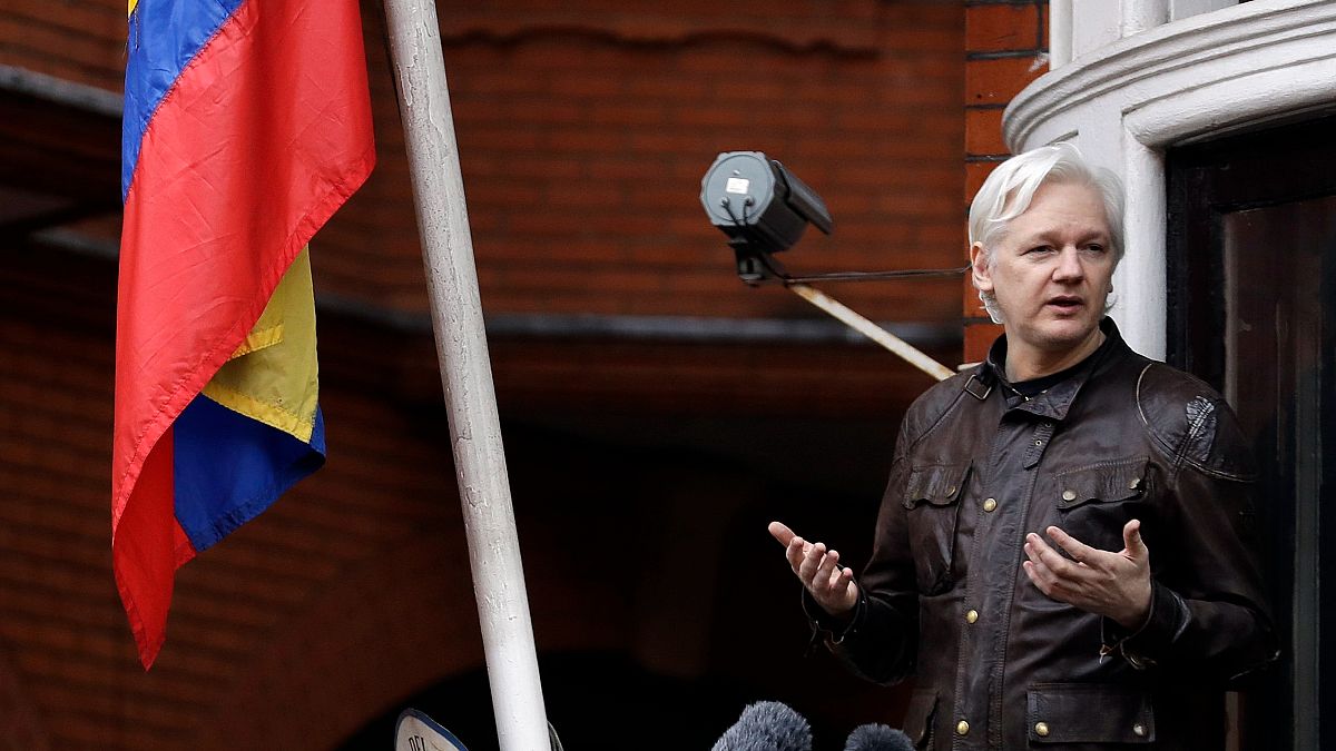 Julian Assange Ekvator'un Londra Büyükelçiliği'ndeki balkonunda