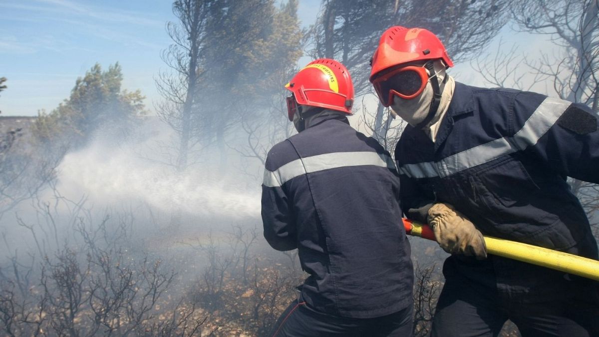 عکس تزئینی از مهار آتش در بوته زارهای جنوب فرانسه