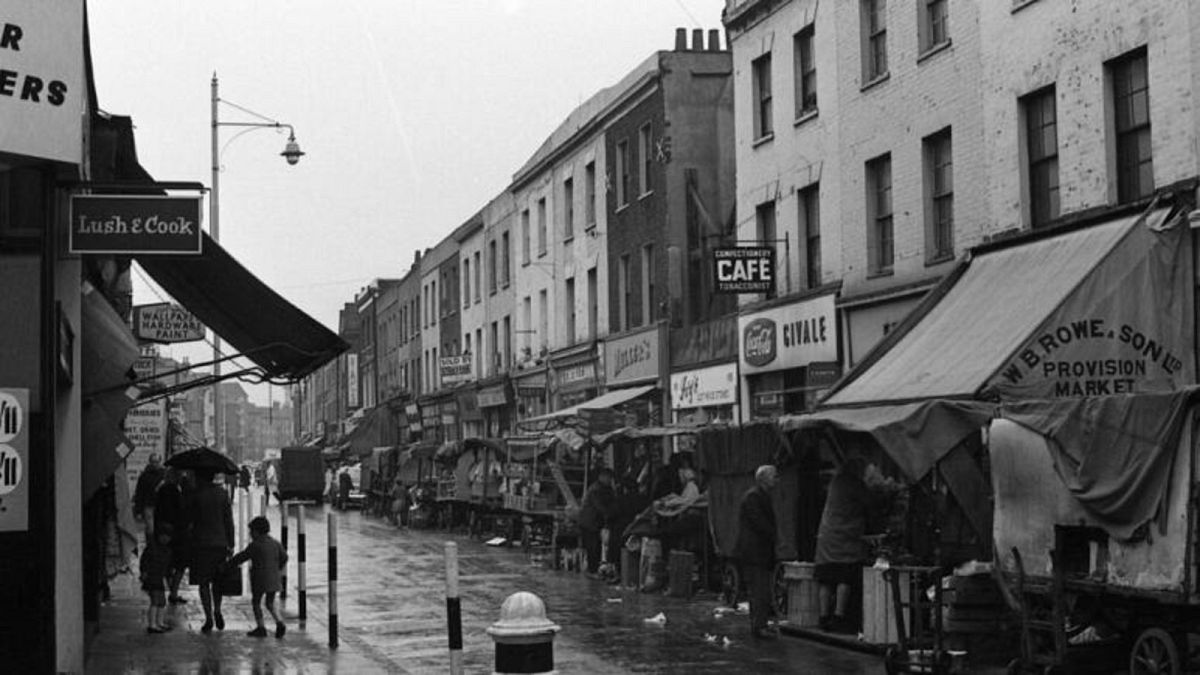متاجر وأكشاك في شارع  بمدينة  لامبيث، جنوب لندن ، أكتوبر 1967