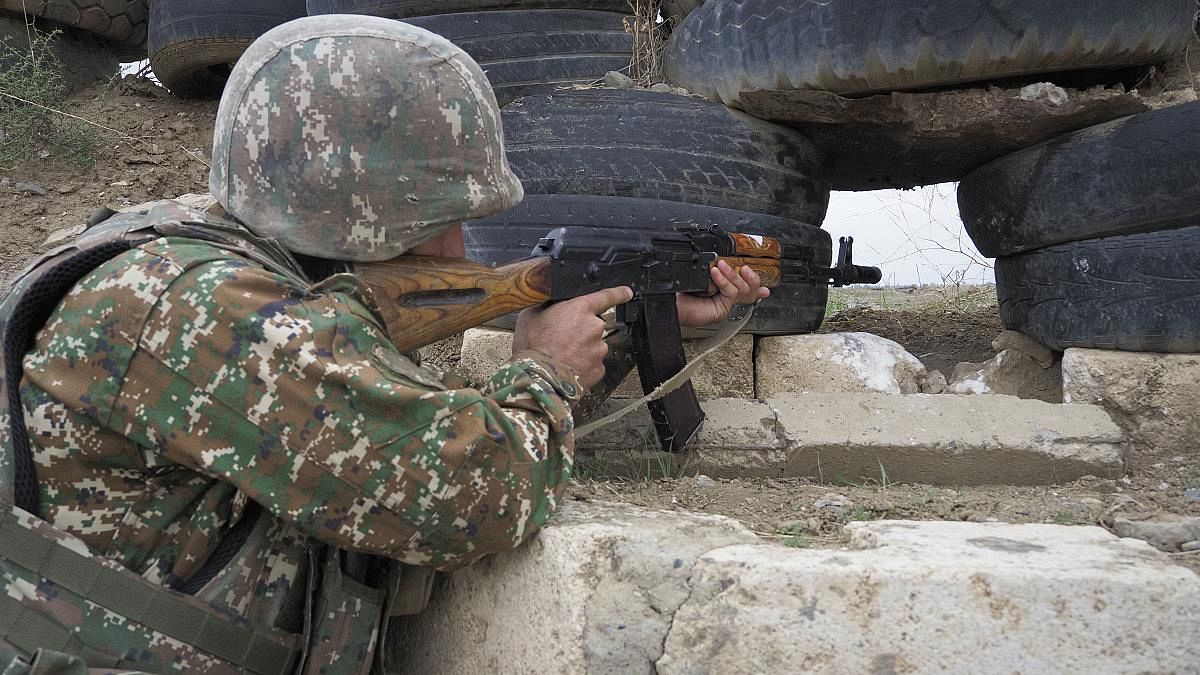 سرباز ارتش ارمنستان در موضع مرزی با آذربایجان