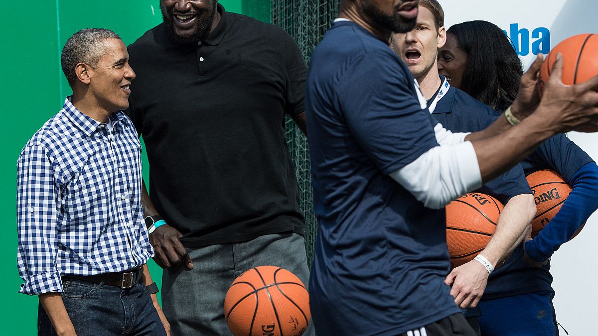 الرئيس الأمريكي باراك أوباما يمزح مع لاعب كرة السلة السابق في الدوري الاميركي للمحترفين -  شاكيل اونيل-  مارس / 2016