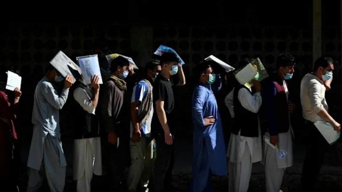 Pasaport kuyruğunda bekleyen Afganlar