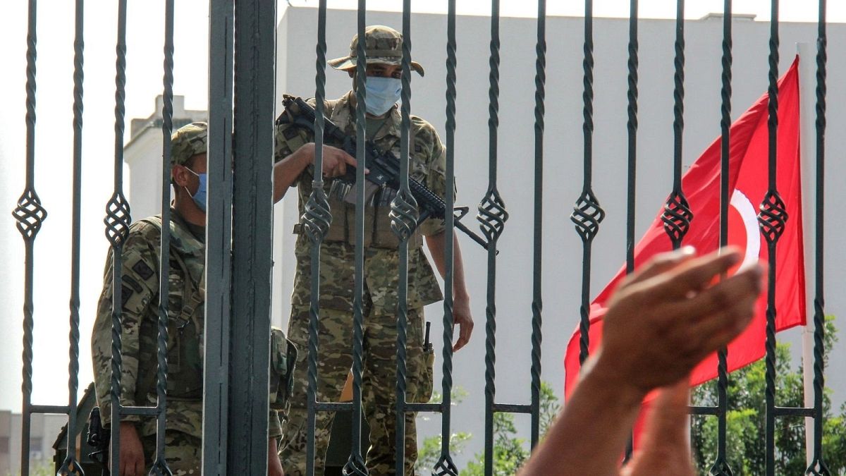 استقرار نیروهای نظامی در ورودی پارلمان تونس