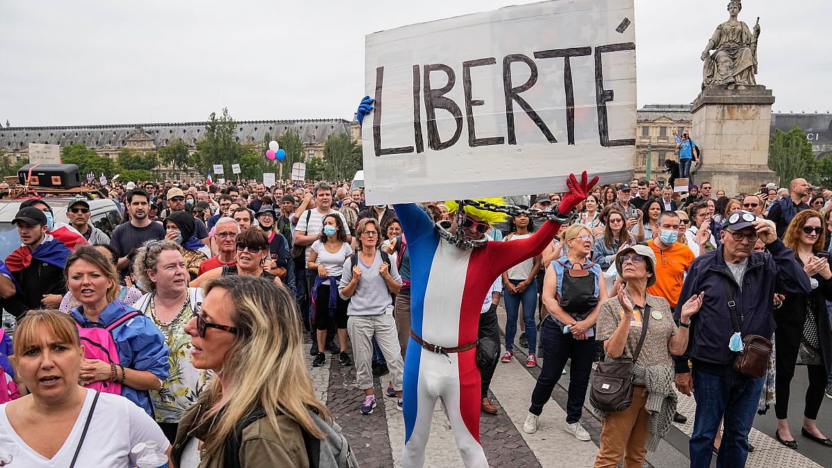 Tüntetés Párizsban a francia kormány járványügyi intézkedései ellen