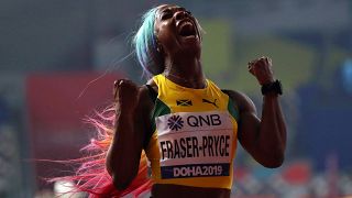 Shelly-Ann Fraser-Pryce így ünnepelt, miután megnyerte a női 100 méteres síkfutás döntőjét a 2019-es dohai atlétikai világbajnokságon.