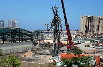 Lübnanlı sanatçı Karam, Beyrut limanı patlaması yıl dönümünde kalıntılar ile heykel inşa ediyor