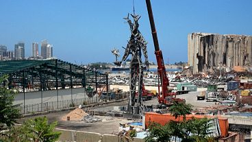 Lübnanlı sanatçı Karam, Beyrut limanı patlaması yıl dönümünde kalıntılar ile heykel inşa ediyor
