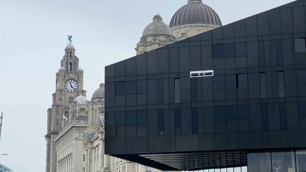 Un edificio victoriano y otro moderno en el centro de Liverpool, Reino Unido 26/7/2021 
