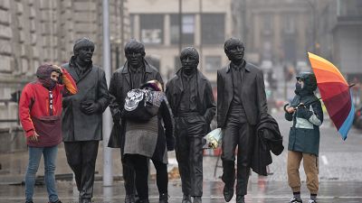 La statua dei Beatles, bella anche sotto la pioggia di Liverpool.