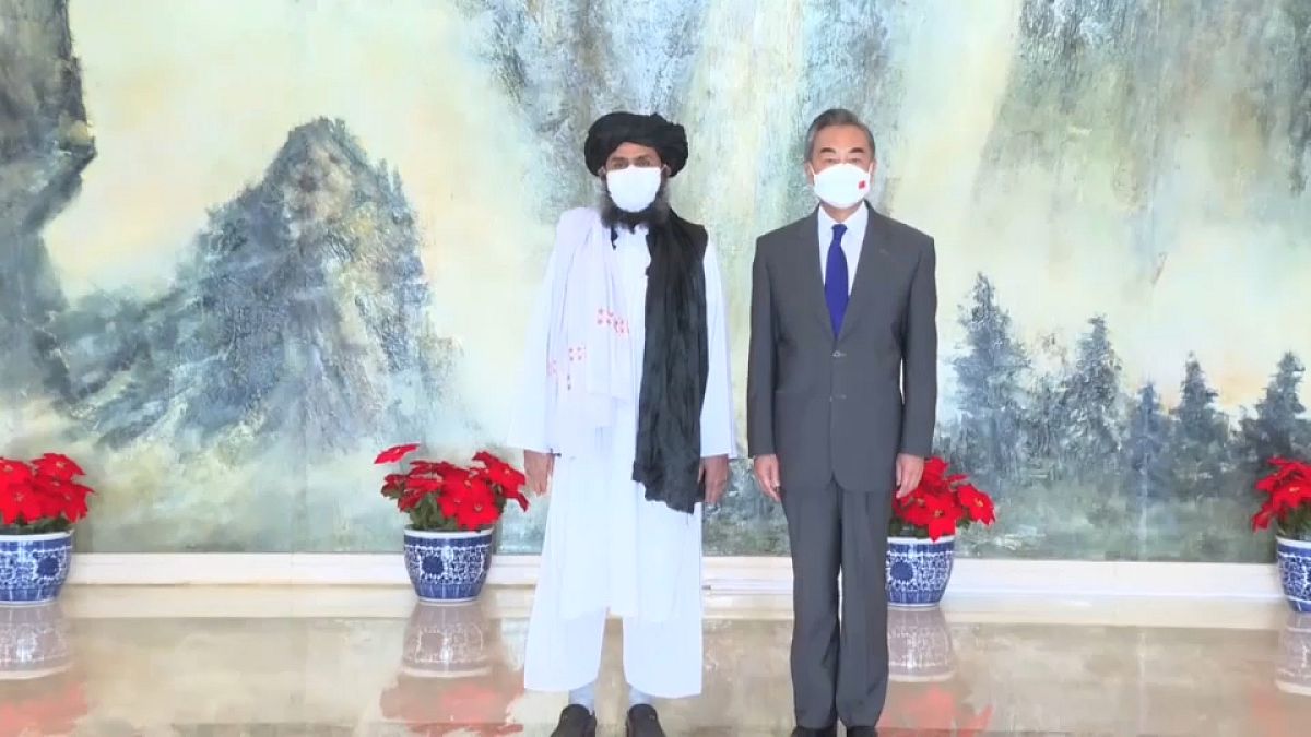 El ministro de Asuntos Exteriores chino, Wand Yi, ha recibido este miércoles a una delegación talibán de alto nivel. 