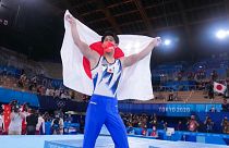 El japonés Daiki Hashimoto celebra el codiciado título de gimnasia general masculina