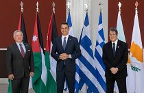 Yunanistan Başbakanı Kiryakos Miçotakis (orta), Ürdün Kralı 2. Abdullah (sol) ve Güney Kıbrıs Rum Yönetimi (GKRY) lideri Nikos Anastasiadis Atina'da biraraya geldi