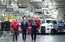 Joe Biden bei einem Besuch eines Lkw-Werkes in den USA