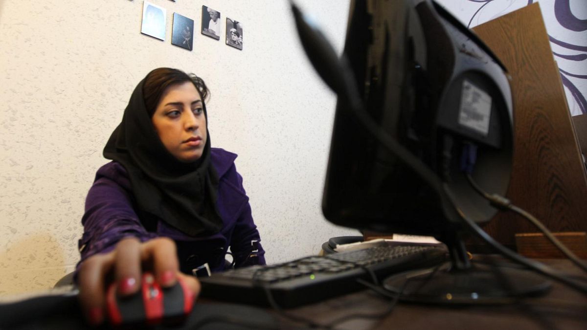 İranlı bir kadın bilgisayar kullanıyor