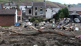 Βέλγιο: Οι πλημμυροπαθείς απομακρύνουν τις λάσπες - Δικαστική έρευνα για ανθρωποκτονία