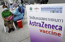  سيدة تتلقى جرعة من لقاح استرازينيكا  في مركز التطعيم المركزي في بانكوك، تايلاند، 14 تموز / يوليو، 2021.