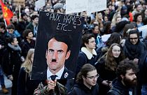 Plakat, auf dem der französische Präsident Emmanuel Macron als Adolf Hitler dargestellt ist, während eines Protestes gegen eine geplante Hochschulreform im Jahr 2018.