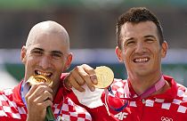 Martin Sinkovic e Valent Sinkovic della Croazia posano con la medaglia d'oro nella finale di coppia di canottaggio maschile alle Olimpiadi estive del 2020, il 29 luglio 2021,