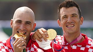Martin Sinkovic e Valent Sinkovic della Croazia posano con la medaglia d'oro nella finale di coppia di canottaggio maschile alle Olimpiadi estive del 2020, il 29 luglio 2021, 