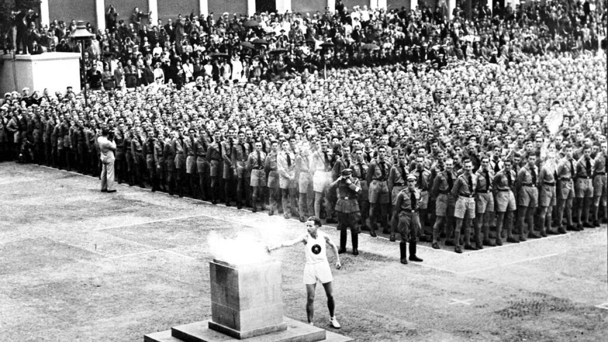 En esta foto de archivo del 1 de agosto de 1936 se enciende la antorcha olímpica en Lustgarten, Berlín
