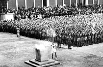 En esta foto de archivo del 1 de agosto de 1936 se enciende la antorcha olímpica en Lustgarten, Berlín