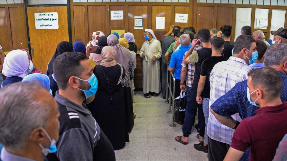  عراقيون ينتظرون دورهم لتلقي لقاح فايزر- بيوانتك، مستشفى السلام في مدينة الموصل - 29 يوليو / تموز 2021.