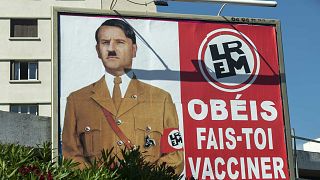 Macron, Hitler'e benzetildiği afişler