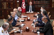 الرئيس التونسي قيس سعيد خلال أمني مع عناصر من الجيش والشرطة في تونس العاصمة، تونس، الأحد 25 يوليو 2021. 