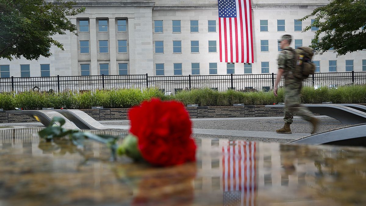 جندي أمريكي يسير في ساحة النصب التذكاري الوطني للبنتاغون قبل بدء الاحتفال بالذكرى الـ17 لهجمات 11 سبتمبر 2001