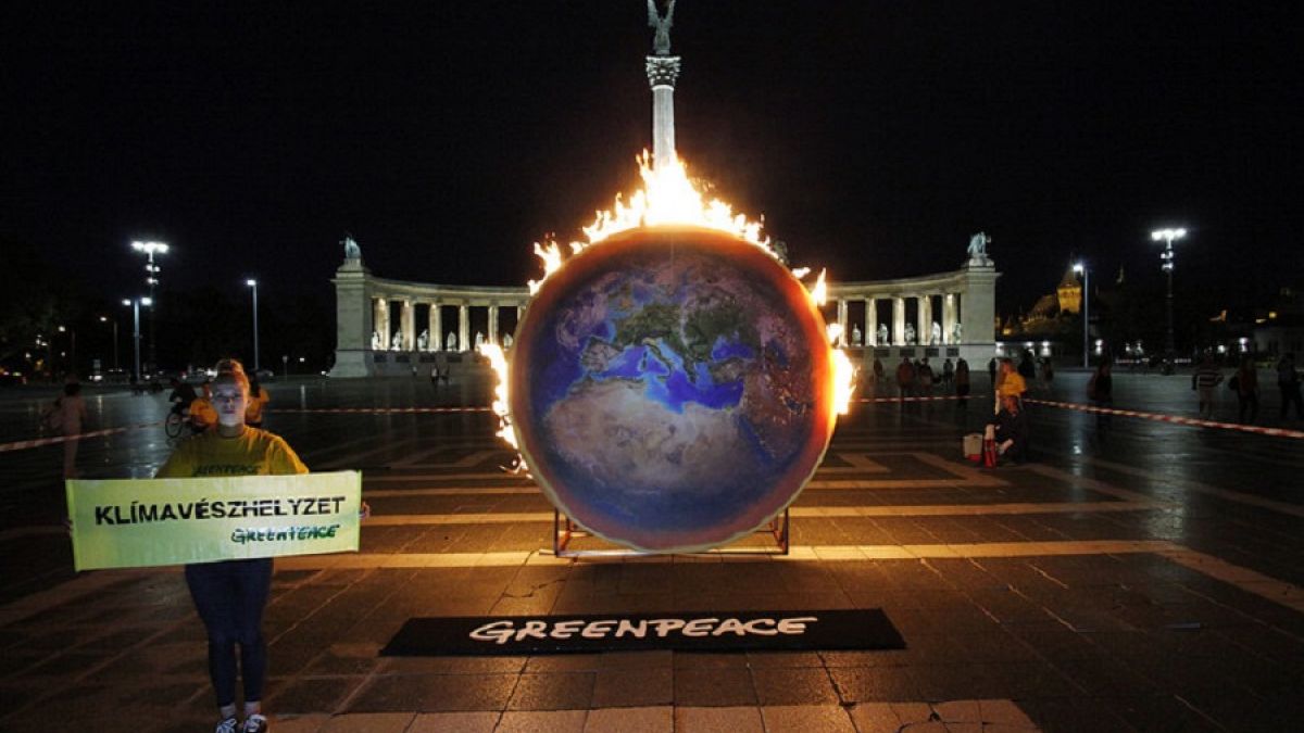 Klímavészhelyzetre figyelmeztetnek az aktivisták a budapesti Hősök terén