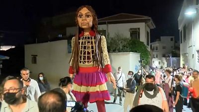 آغاز سفر «امل کوچک»؛ عروسکی که نماد کودکان مهاجر است