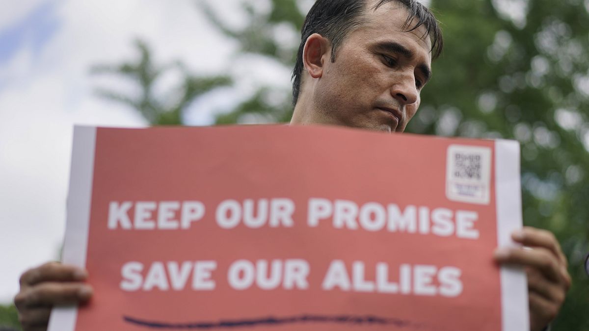 عبد الواحد فوروزان، مترجم سابق للجيش الأمريكي في أفغانستان، يحمل لافتة "حافظوا على وعدنا وأنقذوا حلفاءنا" بالقرب من البيت الأبيض، في واشنطن، الخميس 1 يوليو 2021 
